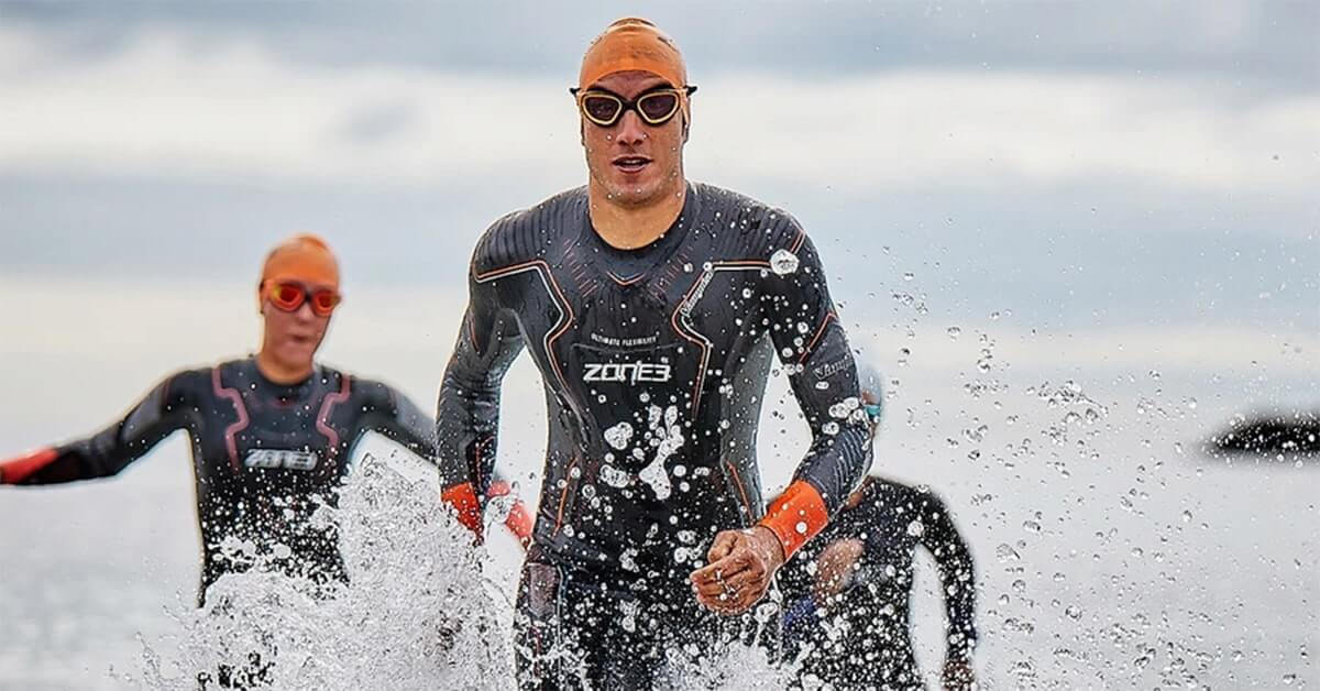 Atleta esce dall'acqua con muta nuoto Zone3